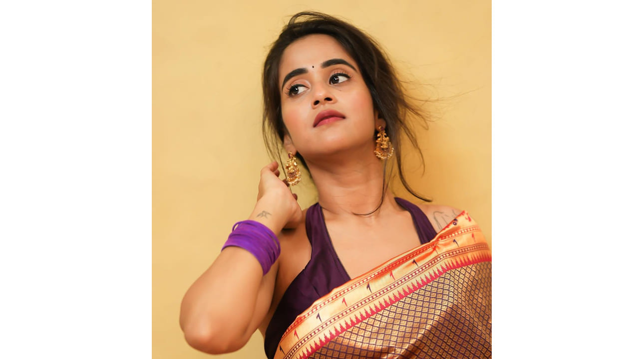 సోషల్ మీడియాతో సెలబ్రిటీగా మారిన దీప్తి సునయన గురించి అందరికీ పరిచయమే. డబ్ స్మాష్ వీడియోలతో మంచి గుర్తింపును అందుకున్న ఈ బ్యూటీ బిగ్ బాస్ లో కూడా అవకాశాన్ని అందుకుంది. వెండితెరపై కూడా నటించింది.	