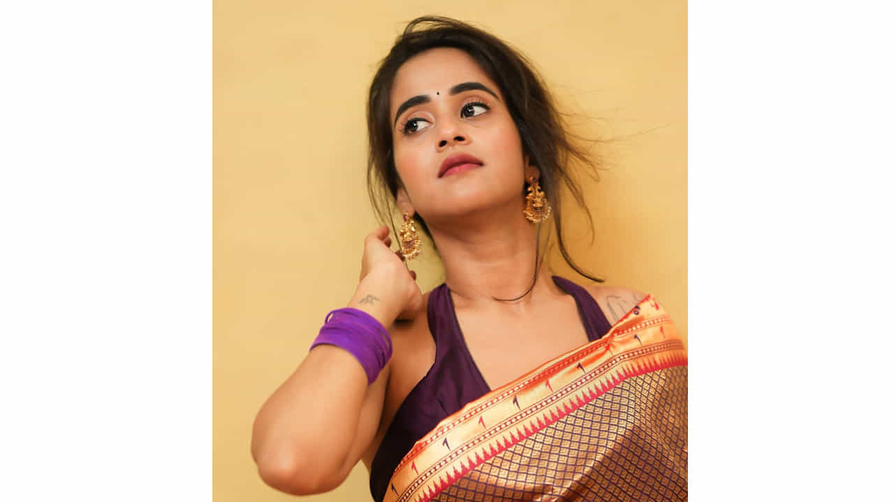 సోషల్ మీడియాతో సెలబ్రిటీగా మారిన దీప్తి సునయన గురించి అందరికీ పరిచయమే. డబ్ స్మాష్ వీడియోలతో మంచి గుర్తింపును అందుకున్న ఈ బ్యూటీ బిగ్ బాస్ లో కూడా అవకాశాన్ని అందుకుంది. వెండితెరపై కూడా నటించింది.