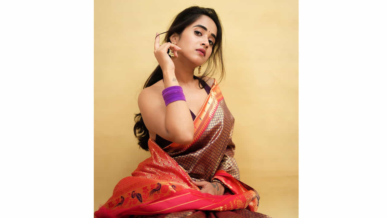 సోషల్ మీడియాతో సెలబ్రిటీగా మారిన దీప్తి సునయన గురించి అందరికీ పరిచయమే. డబ్ స్మాష్ వీడియోలతో మంచి గుర్తింపును అందుకున్న ఈ బ్యూటీ బిగ్ బాస్ లో కూడా అవకాశాన్ని అందుకుంది. వెండితెరపై కూడా నటించింది.