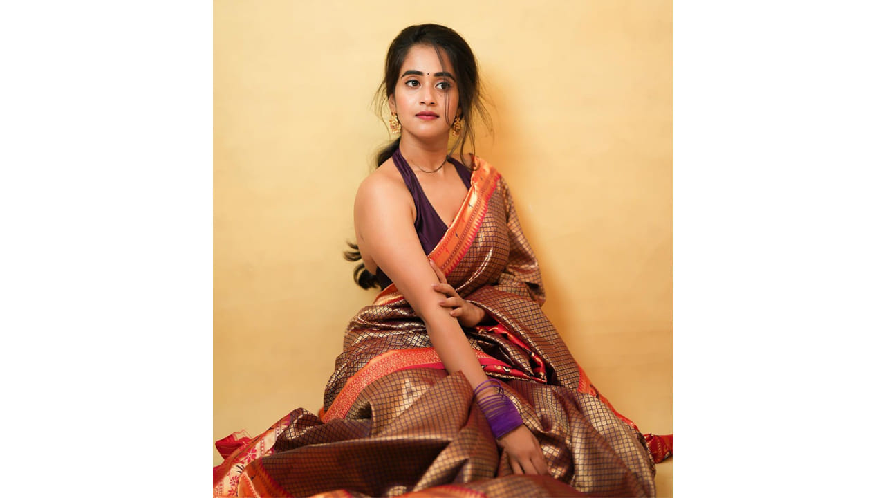 సోషల్ మీడియాతో సెలబ్రిటీగా మారిన దీప్తి సునయన గురించి అందరికీ పరిచయమే. డబ్ స్మాష్ వీడియోలతో మంచి గుర్తింపును అందుకున్న ఈ బ్యూటీ బిగ్ బాస్ లో కూడా అవకాశాన్ని అందుకుంది. వెండితెరపై కూడా నటించింది.	