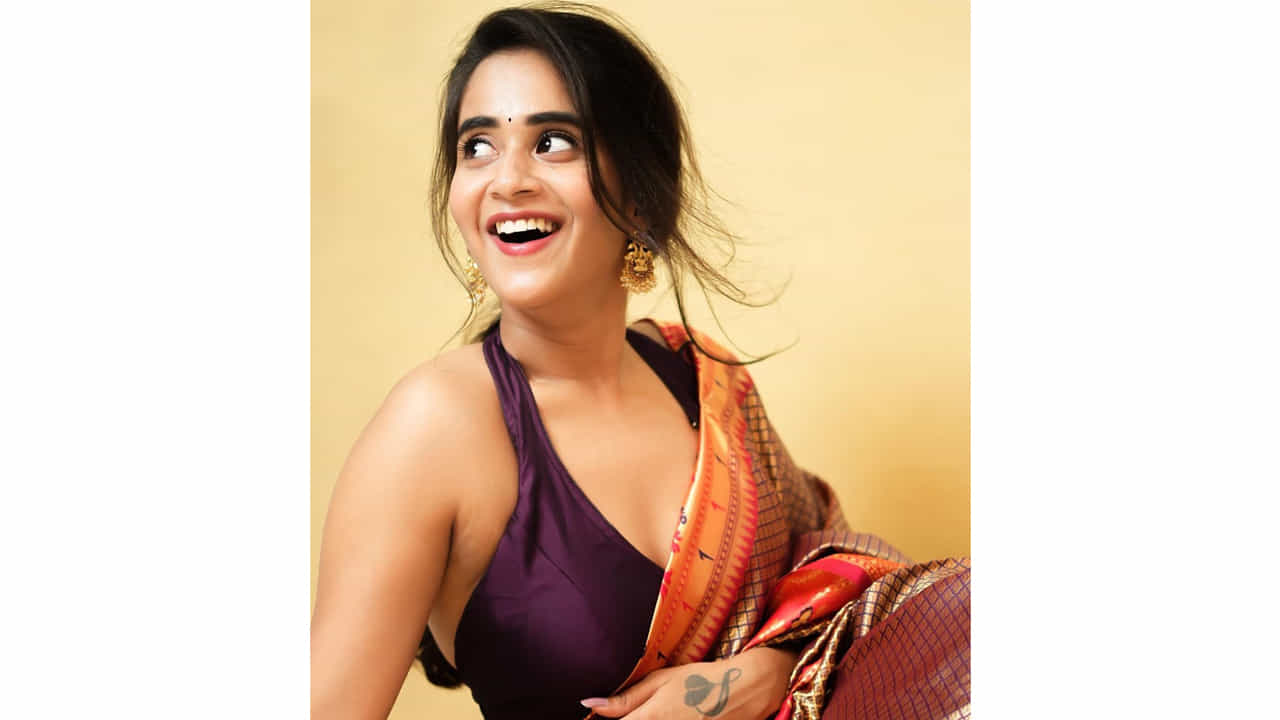 సోషల్ మీడియాతో సెలబ్రిటీగా మారిన దీప్తి సునయన గురించి అందరికీ పరిచయమే. డబ్ స్మాష్ వీడియోలతో మంచి గుర్తింపును అందుకున్న ఈ బ్యూటీ బిగ్ బాస్ లో కూడా అవకాశాన్ని అందుకుంది. వెండితెరపై కూడా నటించింది.