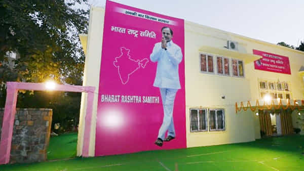 BRS: ఢిల్లీలో కోలాహలంగా బీఆర్ఎస్ కార్యాలయం.. ప్రత్యేక పూజలు చేసిన ఎమ్మెల్సీ కవిత..