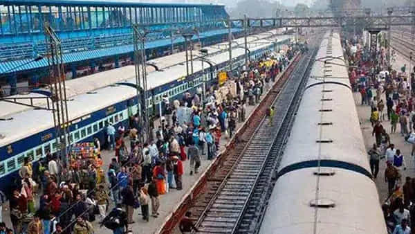 Railway Job Fraud: రైల్వే స్టేషన్లో వచ్చిపోయే రైళ్లను లెక్కించాలని నిరుద్యోగులకు టోకరా.. 2.7 కోట్లు వసూలు చేసిన కేటుగాడు