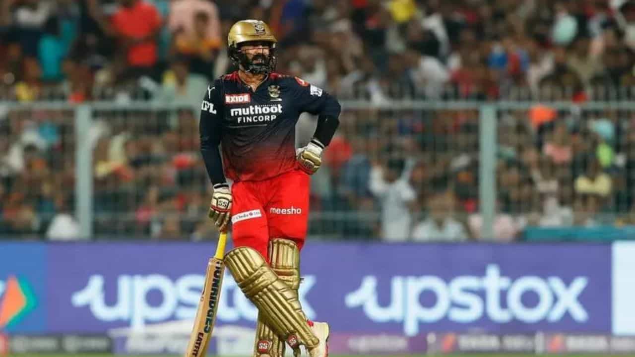 10- దినేష్ కార్తీక్: భారత వికెట్ కీపర్ బ్యాట్స్‌మెన్ దినేష్ కార్తీక్ ఈ జాబితాలో 10వ స్థానంలో ఉన్నాడు. దినేష్ కార్తీక్ ఐపీఎల్ ద్వారా రూ.86.92 కోట్లు సంపాదించాడు.