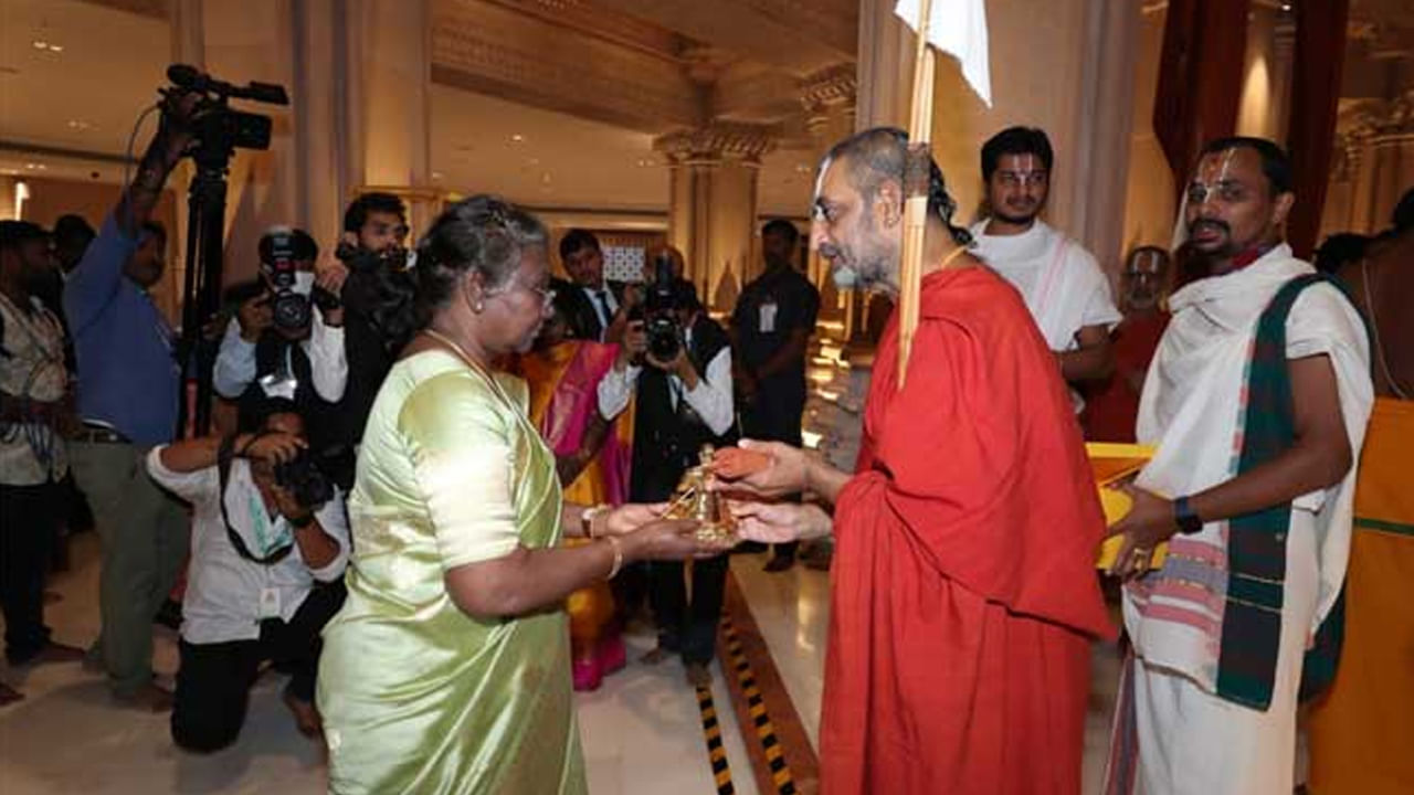 Hyderabad: సమతా మూర్తి స్ఫూర్తి కేంద్రాన్ని సందర్శించిన రాష్ట్రపతి ద్రౌపది.. మంగళ శాసనాలు ఇచ్చిన చిన్న జీయర్ స్వామి