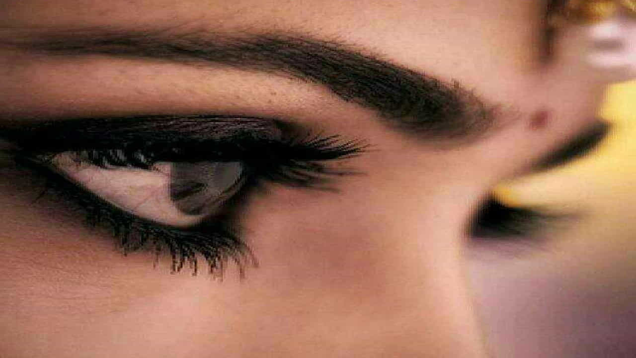 నిజానికి.. కళ్లకు కాటుక పెట్టుకోవడం కూడా ఓ కళే! కాటుక కళ్లకు మంచి ఆకృతిని ఇచ్చి అందం రెట్టింపు చేయడంతోపాటు కంటికి చల్లదనాన్ని కూడా అందిస్తుంది. అందుకే మన పూర్వికుల కాలం నుంచి కళ్లకు కాటుక పెట్టుకోవడం సంప్రదాయంగా వస్తోంది.