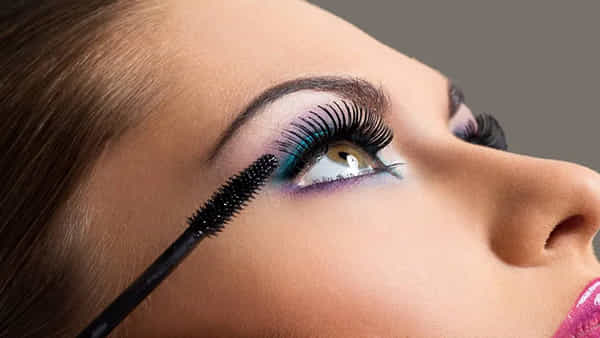 Eye Makeup: అమ్మాయిలకు అలర్ట్.. కళ్లకు మేకప్ వేస్తున్నారా..? డేంజర్లో పడతారట జాగ్రత్త..