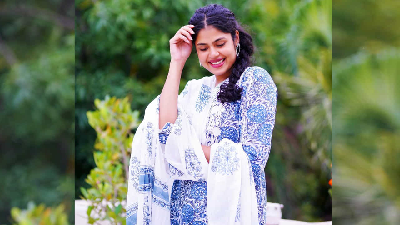 జాతిరత్నాలు సినిమాతో క్రేజీ హీరోయిన్ గా పేరు తెచ్చుకున్న హైదరాబాదీ బ్యూటీ ఫరియా అబ్దుల్లా.. ఒకే ఒక్క సినిమాతో ఫరియా అబ్దుల్లాకు మంచి గ్లామరస్ తారగా గుర్తింపు వచ్చింది. ఫరియా అందాలకి అబ్బాయిల ఫిదా అంతే.. తాజా ఫొటోస్ లో మరింత ట్రెడిషనల్ గా పక్క తెలుగమ్మాయిలా మెరిసిపోతుంది ఫరియా.