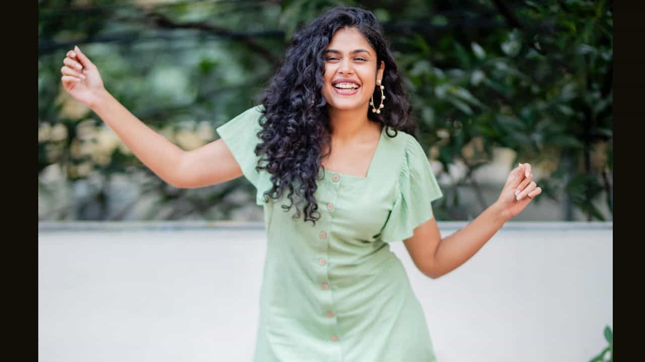జాతిరత్నాలు సినిమాతో క్రేజీ హీరోయిన్ గా పేరు తెచ్చుకున్న హైదరాబాదీ బ్యూటీ ఫరియా అబ్దుల్లా.. ఒకే ఒక్క సినిమాతో ఫరియా అబ్దుల్లాకు మంచి గ్లామరస్ తారగా గుర్తింపు వచ్చింది. ఫరియా అందాలకి అబ్బాయిల ఫిదా అంతే.. తాజా ఫొటోస్ లో మరింత ట్రెడిషనల్ గా పక్క తెలుగమ్మాయిలా మెరిసిపోతుంది ఫరియా.