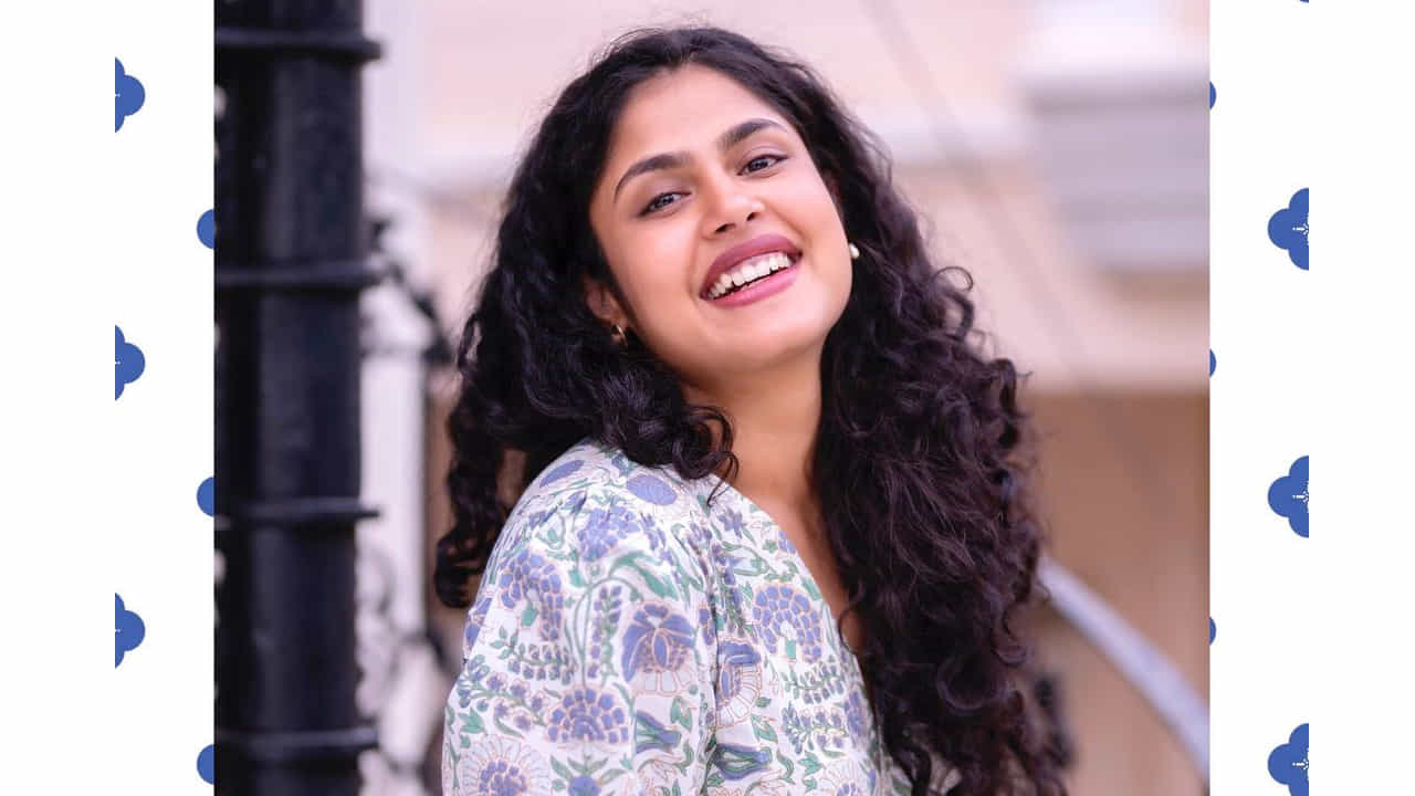 జాతిరత్నాలు సినిమాతో క్రేజీ హీరోయిన్ గా పేరు తెచ్చుకున్న హైదరాబాదీ బ్యూటీ ఫరియా అబ్దుల్లా.. ఒకే ఒక్క సినిమాతో ఫరియా అబ్దుల్లాకు మంచి గ్లామరస్ తారగా గుర్తింపు వచ్చింది. ఫరియా అందాలకి అబ్బాయిల ఫిదా అంతే.. తాజా ఫొటోస్ లో మరింత ట్రెడిషనల్ గా పక్క తెలుగమ్మాయిలా మెరిసిపోతుంది ఫరియా.