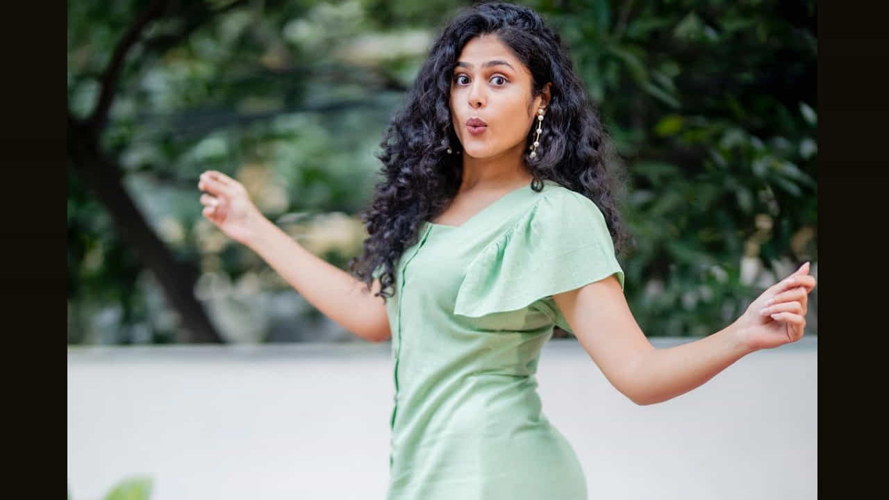జాతిరత్నాలు సినిమాతో క్రేజీ హీరోయిన్ గా పేరు తెచ్చుకున్న హైదరాబాదీ బ్యూటీ ఫరియా అబ్దుల్లా.. ఒకే ఒక్క సినిమాతో ఫరియా అబ్దుల్లాకు మంచి గ్లామరస్ తారగా గుర్తింపు వచ్చింది. ఫరియా అందాలకి అబ్బాయిల ఫిదా అంతే.. తాజా ఫొటోస్ లో మరింత ట్రెడిషనల్ గా పక్క తెలుగమ్మాయిలా మెరిసిపోతుంది ఫరియా.