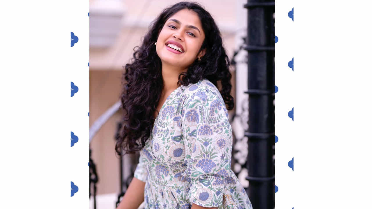 జాతిరత్నాలు సినిమాతో క్రేజీ హీరోయిన్ గా పేరు తెచ్చుకున్న హైదరాబాదీ బ్యూటీ ఫరియా అబ్దుల్లా.. ఒకే ఒక్క సినిమాతో ఫరియా అబ్దుల్లాకు మంచి గ్లామరస్ తారగా గుర్తింపు వచ్చింది. ఫరియా అందాలకి అబ్బాయిల ఫిదా అంతే.. తాజా ఫొటోస్ లో మరింత ట్రెడిషనల్ గా పక్క తెలుగమ్మాయిలా మెరిసిపోతుంది ఫరియా.