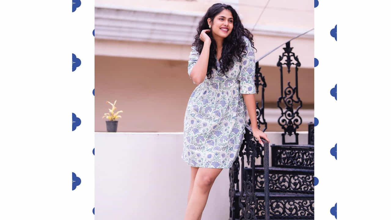 జాతిరత్నాలు సినిమాతో క్రేజీ హీరోయిన్ గా పేరు తెచ్చుకున్న హైదరాబాదీ బ్యూటీ ఫరియా అబ్దుల్లా.. ఒకే ఒక్క సినిమాతో ఫరియా అబ్దుల్లాకు మంచి గ్లామరస్ తారగా గుర్తింపు వచ్చింది. ఫరియా అందాలకి అబ్బాయిల ఫిదా అంతే.. తాజా ఫొటోస్ లో మరింత ట్రెడిషనల్ గా పక్క తెలుగమ్మాయిలా మెరిసిపోతుంది ఫరియా.