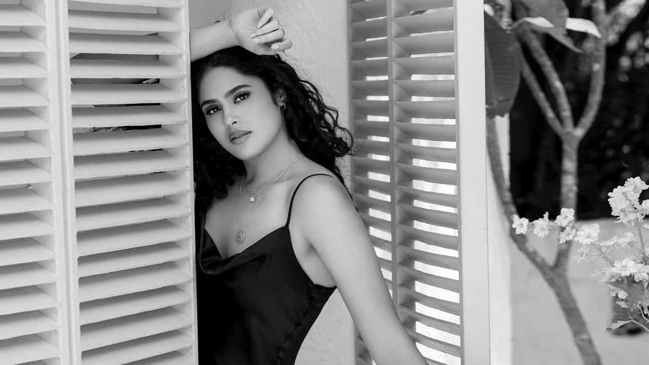 జాతిరత్నాలు సినిమాతో క్రేజీ హీరోయిన్ గా పేరు తెచ్చుకున్న హైదరాబాదీ బ్యూటీ ఫరియా అబ్దుల్లా.. ఒకే ఒక్క సినిమాతో ఫరియా అబ్దుల్లాకు మంచి గ్లామరస్ తారగా గుర్తింపు వచ్చింది. ఫరియా అందాలకి అబ్బాయిల ఫిదా అంతే.. తాజా ఫొటోస్ లో మరింత ట్రెడిషనల్ గా పక్క తెలుగమ్మాయిలా మెరిసిపోతుంది ఫరియా.