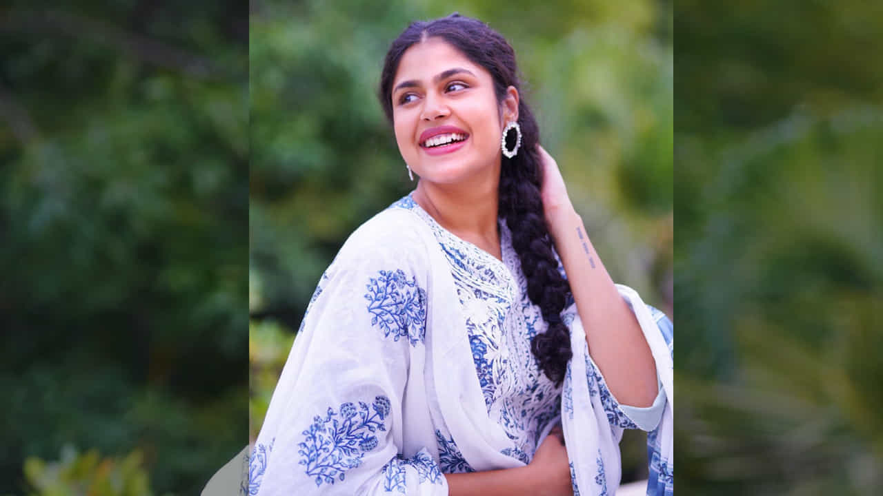 జాతిరత్నాలు సినిమాతో క్రేజీ హీరోయిన్ గా పేరు తెచ్చుకున్న హైదరాబాదీ బ్యూటీ ఫరియా అబ్దుల్లా.. ఒకే ఒక్క సినిమాతో ఫరియా అబ్దుల్లాకు మంచి గ్లామరస్ తారగా గుర్తింపు వచ్చింది. ఫరియా అందాలకి అబ్బాయిల ఫిదా అంతే.. తాజా ఫొటోస్ లో మరింత ట్రెడిషనల్ గా పక్క తెలుగమ్మాయిలా మెరిసిపోతుంది ఫరియా.