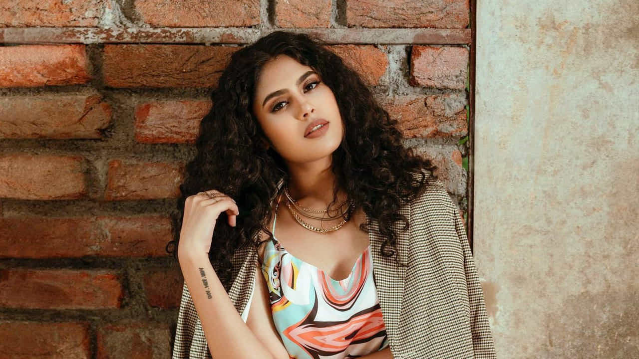 జాతిరత్నాలు సినిమాతో క్రేజీ హీరోయిన్ గా పేరు తెచ్చుకున్న హైదరాబాదీ బ్యూటీ ఫరియా అబ్దుల్లా.. ఒకే ఒక్క సినిమాతో ఫరియా అబ్దుల్లాకు మంచి గ్లామరస్ తారగా గుర్తింపు వచ్చింది. ఫరియా అందాలకి అబ్బాయిల ఫిదా అంతే.. తాజా ఫొటోస్ లో మరింత ట్రెడిషనల్ గా పక్క తెలుగమ్మాయిలా మెరిసిపోతుంది ఫరియా.
