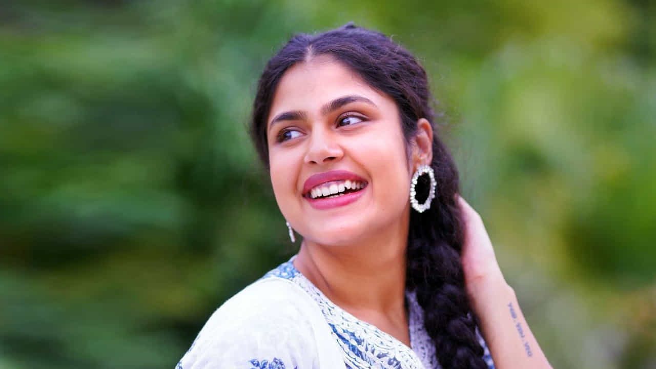 జాతిరత్నాలు సినిమాతో క్రేజీ హీరోయిన్ గా పేరు తెచ్చుకున్న హైదరాబాదీ బ్యూటీ ఫరియా అబ్దుల్లా.. ఒకే ఒక్క సినిమాతో ఫరియా అబ్దుల్లాకు మంచి గ్లామరస్ తారగా గుర్తింపు వచ్చింది. ఫరియా అందాలకి అబ్బాయిల ఫిదా అంతే.. తాజా ఫొటోస్ లో మరింత ట్రెడిషనల్ గా పక్క తెలుగమ్మాయిలా మెరిసిపోతుంది ఫరియా.