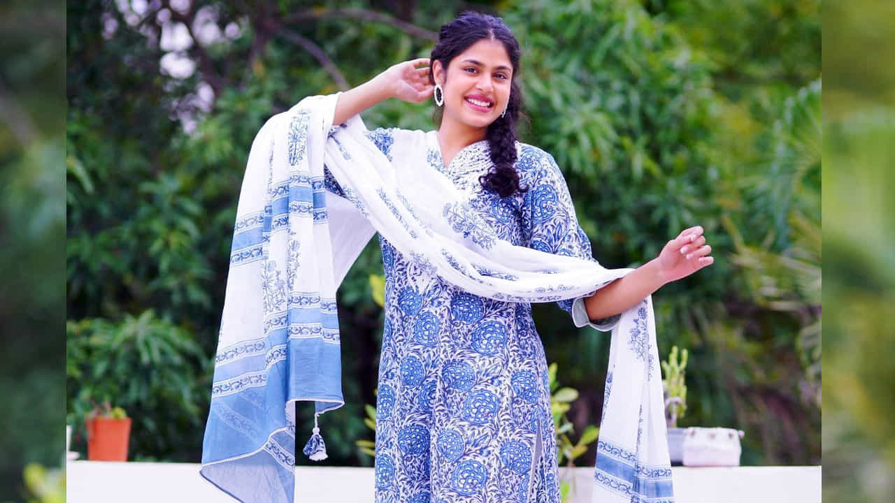 జాతిరత్నాలు సినిమాతో క్రేజీ హీరోయిన్ గా పేరు తెచ్చుకున్న హైదరాబాదీ బ్యూటీ ఫరియా అబ్దుల్లా.. ఒకే ఒక్క సినిమాతో ఫరియా అబ్దుల్లాకు మంచి గ్లామరస్ తారగా గుర్తింపు వచ్చింది. ఫరియా అందాలకి అబ్బాయిల ఫిదా అంతే.. తాజా ఫొటోస్ లో మరింత ట్రెడిషనల్ గా పక్క తెలుగమ్మాయిలా మెరిసిపోతుంది ఫరియా.