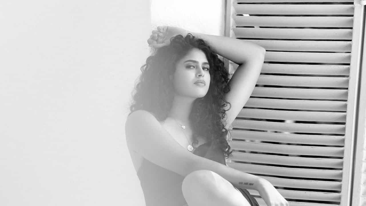 జాతిరత్నాలు సినిమాతో క్రేజీ హీరోయిన్ గా పేరు తెచ్చుకున్న హైదరాబాదీ బ్యూటీ ఫరియా అబ్దుల్లా.. ఒకే ఒక్క సినిమాతో ఫరియా అబ్దుల్లాకు మంచి గ్లామరస్ తారగా గుర్తింపు వచ్చింది. ఫరియా అందాలకి అబ్బాయిల ఫిదా అంతే.. తాజా ఫొటోస్ లో మరింత ట్రెడిషనల్ గా పక్క తెలుగమ్మాయిలా మెరిసిపోతుంది ఫరియా.