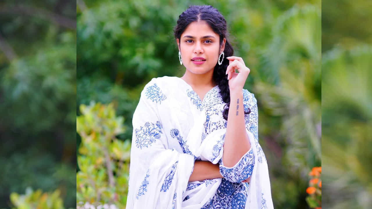 జాతిరత్నాలు సినిమాతో క్రేజీ హీరోయిన్ గా పేరు తెచ్చుకున్న హైదరాబాదీ బ్యూటీ ఫరియా అబ్దుల్లా.. ఒకే ఒక్క సినిమాతో ఫరియా అబ్దుల్లాకు మంచి గ్లామరస్ తారగా గుర్తింపు వచ్చింది. ఫరియా అందాలకి అబ్బాయిల ఫిదా అంతే.. తాజా ఫొటోస్ లో మరింత ట్రెడిషనల్ గా పక్క తెలుగమ్మాయిలా మెరిసిపోతుంది ఫరియా.