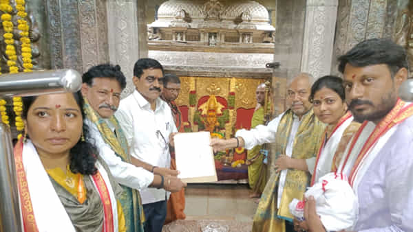 GHMC: హైదరాబాద్లోని దేవాలయాల్లో భక్తులకు నాణ్యమైన ప్రసాదాలు.. ఉజ్జయిని మహంకాళి దేవస్థానానికి ఫుడ్ సేఫ్టీ లైసెన్స్ అందించిన ఫుడ్ కంట్రోలర్
