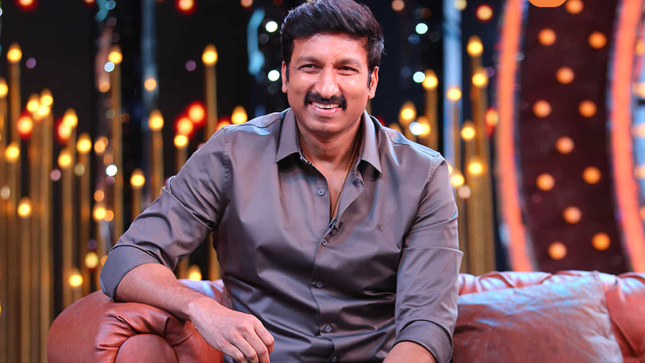 ఇటీవల మెగా ప్రొడ్యూసర్స్ అల్లు అరవింద్, సురేష్ బాబు దగ్గుబాటి, దర్శకేంద్రుడు రాఘవేంద్రరావు బాలయ్యతో కలిసి చేసిన అల్లరి తెలిసిందే. తాజాగా ఈ షోకు యంగ్ రెబల్ స్టార్ ప్రభాస్ తన స్నేహితుడు గోపిచంద్ తో కలిసి పాల్గొన్నారు.