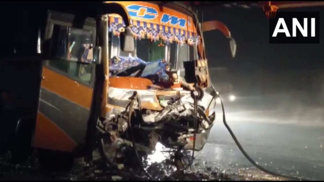 Big accident: బస్సు నడుపుతుండగా డ్రైవర్ కు గుండెపోటు.. అదుపుతప్పి కారును ఢీకొట్టడంతో 9 మంది మృతి