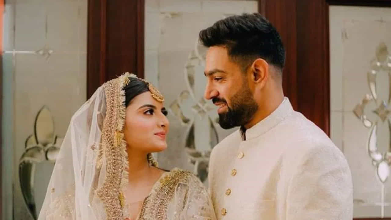 శనివారం ఇస్లామాబాద్లో రౌప్- ముజ్నాల పెళ్లి అంగరంగవైభవంగా జరిగింది. నిఖా సందర్భంగా హరీస్ తెల్లటి షేర్వానీలో ముస్తాబు కాగా అతని భార్య బంగారు రంగు ఎంబ్రాయిడరీతో కూడిన వైట్ లెహంగాలో మురిసిపోయింది.