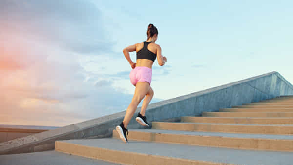 Climbing Stairs: ఇదొక్కటి చేయండి చాలు.. రోగాలు మీ దరి చేరవు! వాకింగ్, జాగింగ్ కన్నా అధిక ప్రయోజనాలు..