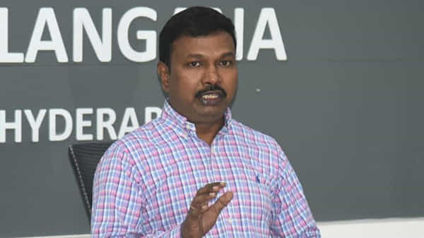 Telangana: కరోనాపై కామెంట్స్.. లెఫ్ట్ అండ్ రైట్ ఇచ్చిపడేస్తున్న విపక్షాలు.. స్పందించిన హెల్త్ డైరెక్టర్..