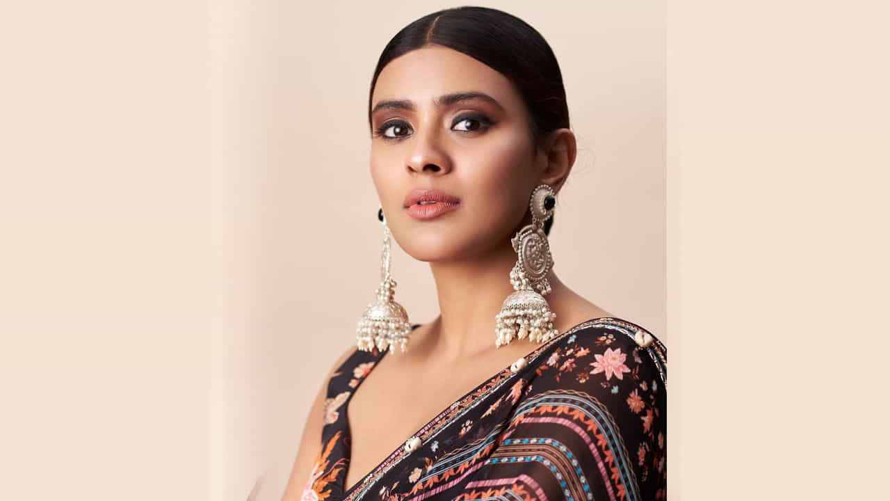 కుమారి 21ఎఫ్’ సినిమాతో తెలుగు ప్రేక్షకులను తనవైపు తిప్పుకుంది అందాల తార హెబ్బా పటేల్. తొలి సినిమాతోనే తన గ్లామర్, నటతో మెస్మరైజ్ చేసిందీ బ్యూటీ.