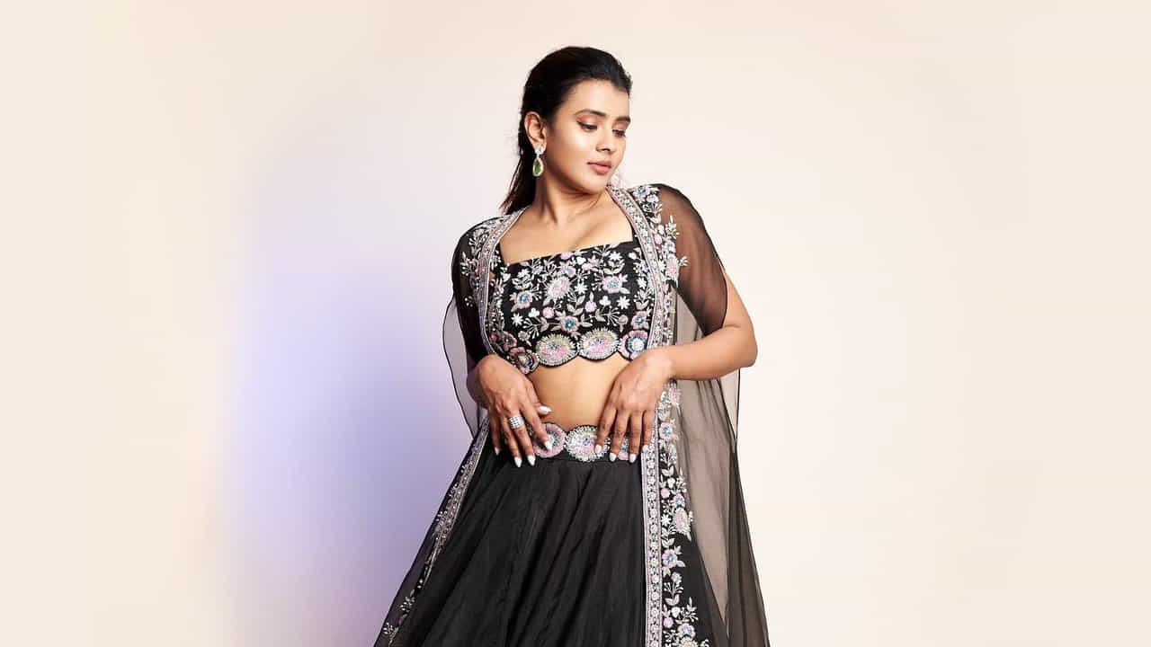 కుమారి 21ఎఫ్’ సినిమాతో తెలుగు ప్రేక్షకులను తనవైపు తిప్పుకుంది అందాల తార హెబ్బా పటేల్. తొలి సినిమాతోనే తన గ్లామర్, నటతో మెస్మరైజ్ చేసిందీ బ్యూటీ. ఎప్పుడు సోషల్ మీడియాలో కొత్త కొత్త ఫోటోషూట్ తో కుర్రకారును ఎట్రాక్ట్ చేస్తుంది.తాజాగా న్యూ ఫొటోస్ తో అలరించింది ఈ అమ్మడు.