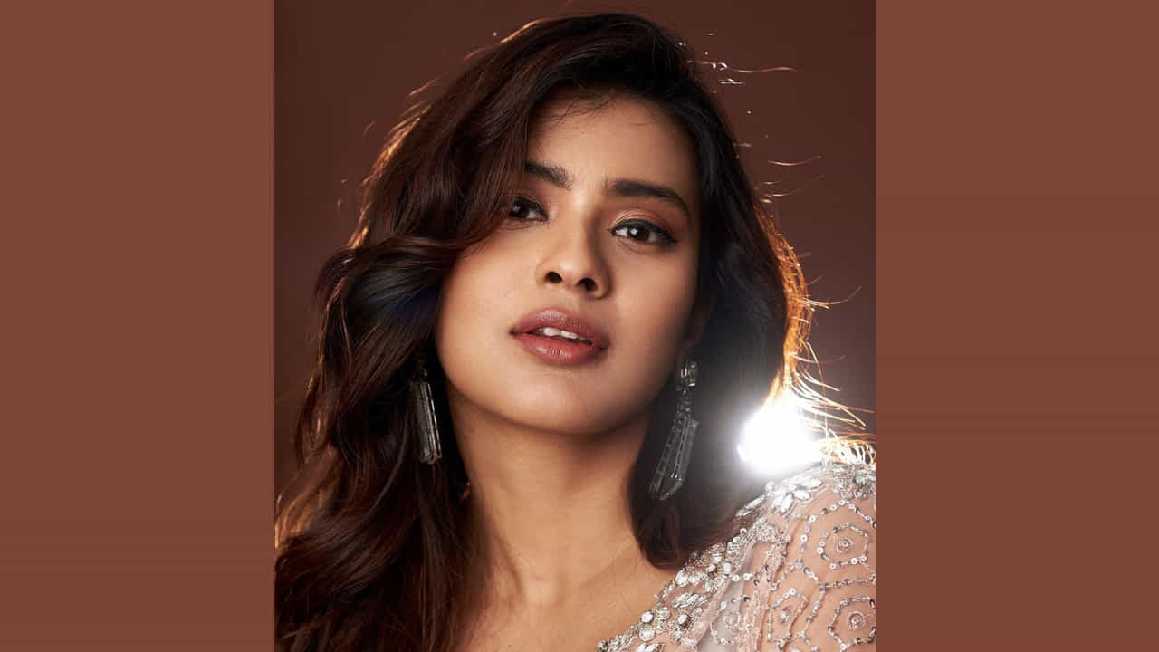 కుమారి 21ఎఫ్’ సినిమాతో తెలుగు ప్రేక్షకులను తనవైపు తిప్పుకుంది అందాల తార హెబ్బా పటేల్. తొలి సినిమాతోనే తన గ్లామర్, నటతో మెస్మరైజ్ చేసిందీ బ్యూటీ.