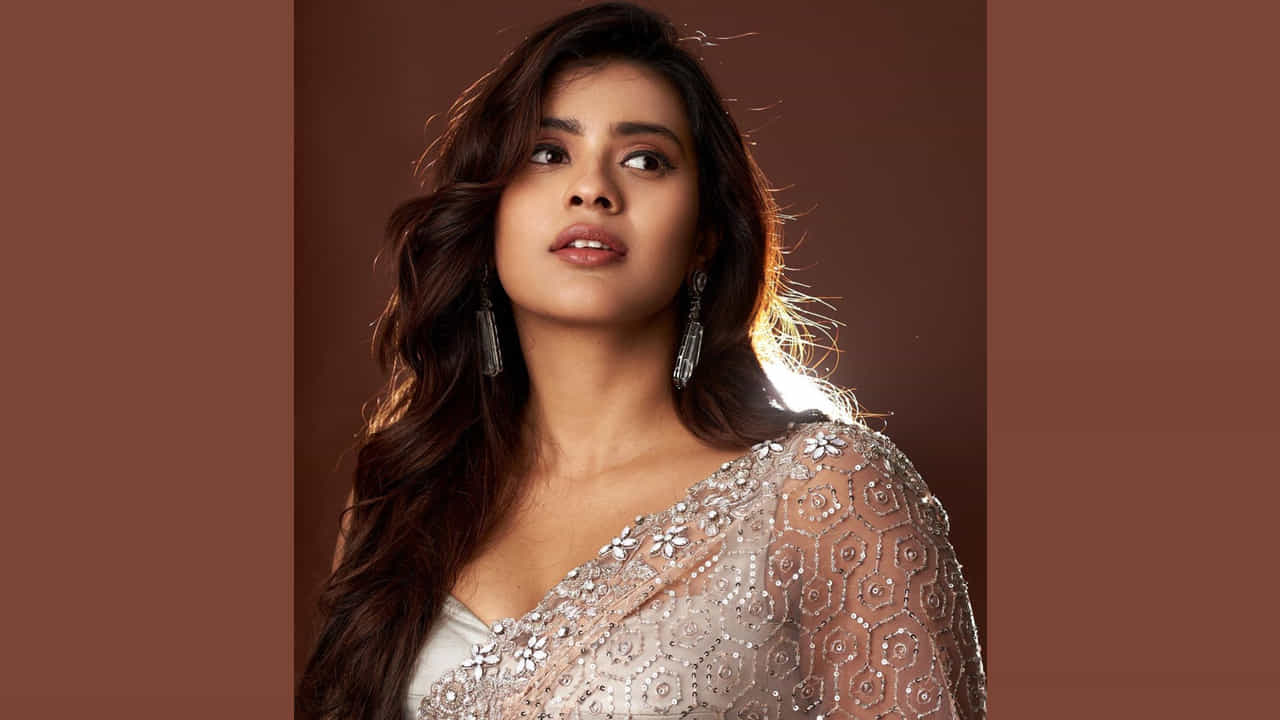 కుమారి 21ఎఫ్’ సినిమాతో తెలుగు ప్రేక్షకులను తనవైపు తిప్పుకుంది అందాల తార హెబ్బా పటేల్. తొలి సినిమాతోనే తన గ్లామర్, నటతో మెస్మరైజ్ చేసిందీ బ్యూటీ.