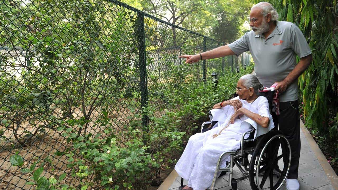 ప్రధాని మోదీకి, ఆమె తల్లి హీరాబెన్‌కు మధ్య ప్రత్యేక అనుబంధం ఉంది. గుజరాత్‌ అసెంబ్లీ ఎన్నికల సందర్భంగా డిసెంబర్‌ 4వ తేదీన చివరిసారి తన తల్లిని కలిశారు మోదీ. ఆమెతో చాలా అప్యాయంగా గడిపారు. 
