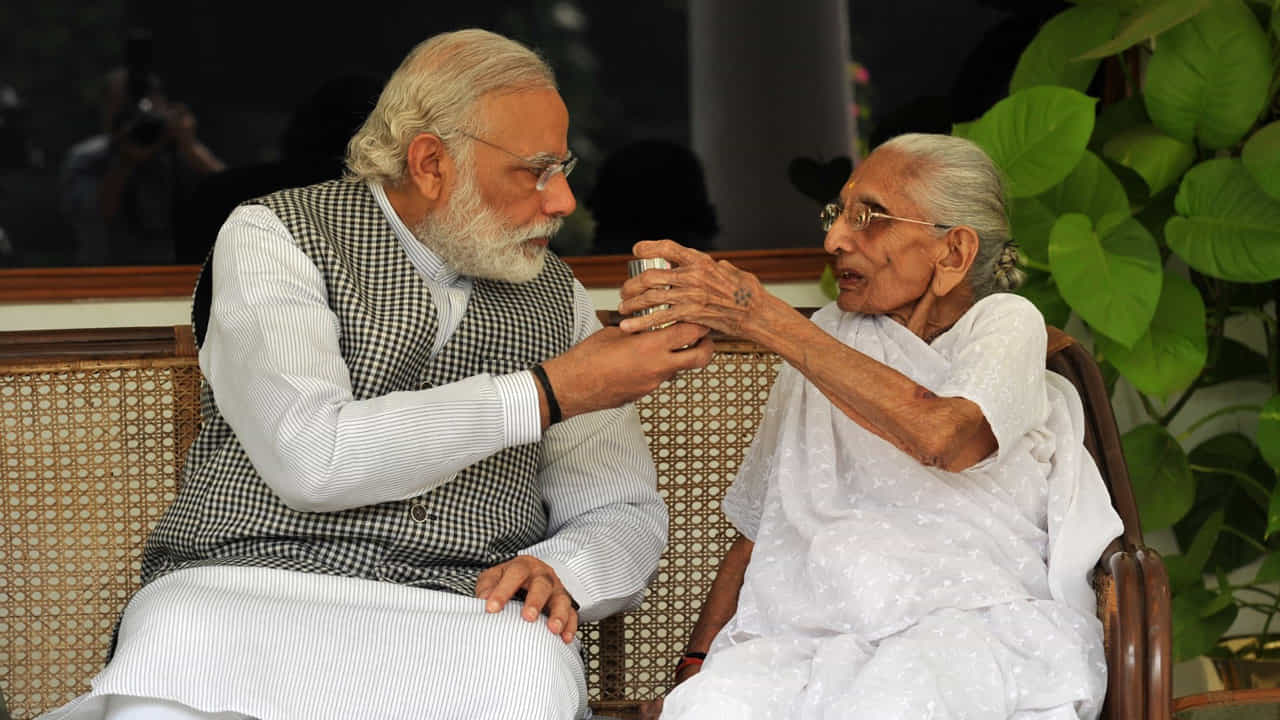 మాతృమూర్తి అంటే ప్రధాని మోదీ ఎనలేని ప్రేమ. జూన్ 23న ఆమె పుట్టినరోజునాడు, సెప్టెంబర్‌ 17న మోదీ జన్మదినం రోజు కచ్చితంగా హీరాబెన్‌ దగ్గరికి వస్తారు మోదీ. కానీ, ఈసారి సెప్టెంబర్‌ 17నే రాలేకపోయానంటూ మోదీ బాధపడిన సందర్భమూ ఉంది. 