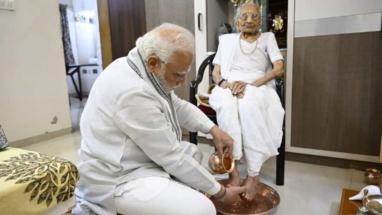 రాజైనా తల్లికి కొడుకే అన్నట్లు.. దేశాన్ని నడిపిస్తున్న నాయకుడైనా తల్లిని చూడగానే చిన్నపిల్లాడిలా కనిపించేవారు ప్రధాని నరేంద్ర మోదీ.  