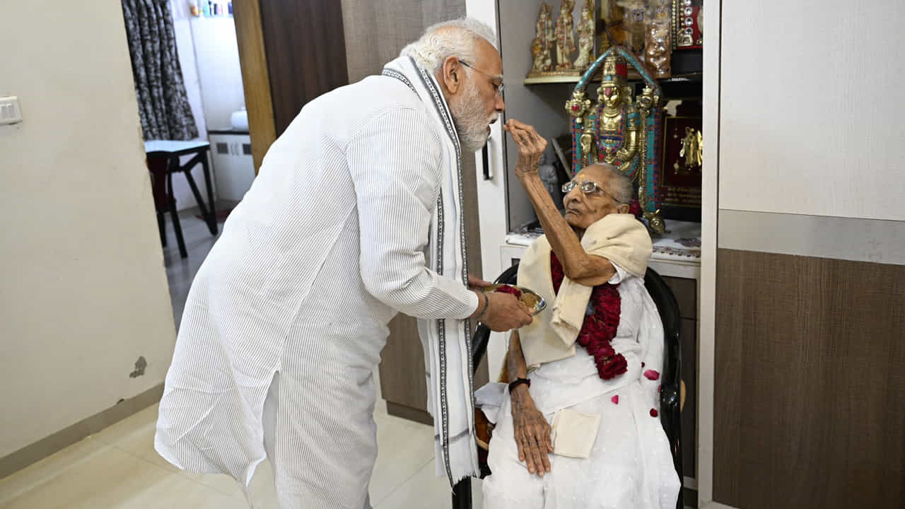 తన తల్లి హీరాబెన్​మోదీ 100వ పుట్టిన రోజు సందర్భంగా గాంధీనగర్‌కు వచ్చారు మోదీ. హీరాబెన్ పాదాలు కడిగి, మిఠాయి తినిపించారు. 100వ పుట్టిన రోజును జరుపుకున్న తల్లికి సేవలు చేశారు ప్రధాని.