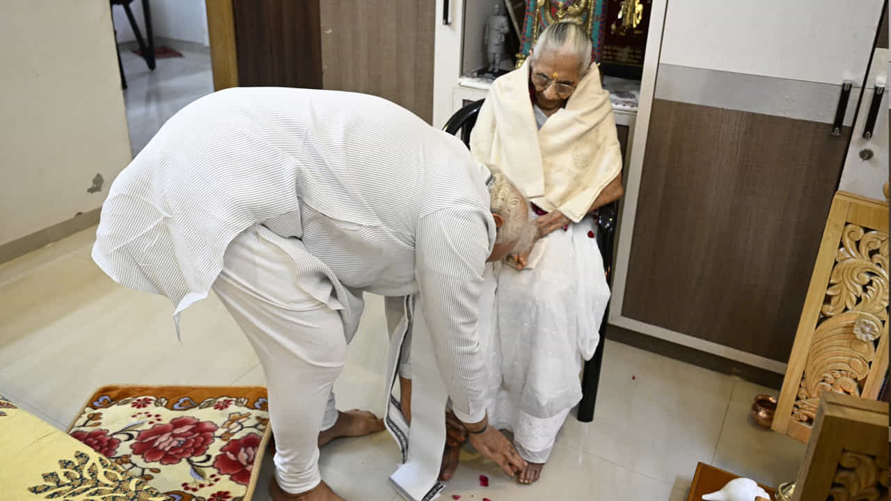 పెద్దకుమారుడు సోమ మోదీ, ఆరోగ్య శాఖలో రిటైర్డ్ అధికారి. పంకజ్ మోదీ, గుజరాత్ ప్రభుత్వ సమాచార శాఖలో క్లర్క్, అమృత్ మోదీ, రిటైర్డ్ లేత్ మెషిన్ ఆపరేటర్, ప్రహ్లాద్ మోదీ రేషన్‌ షాప్‌ యజమాని.. హీరాబెన్‌ కూతురు పేరు వాసంతీబెన్ హస్ముఖ్‌లాల్ మోదీ. ఇక మూడో కుమారుడు నరేంద్ర మోదీ.. మన భారత ప్రధానమంత్రి.