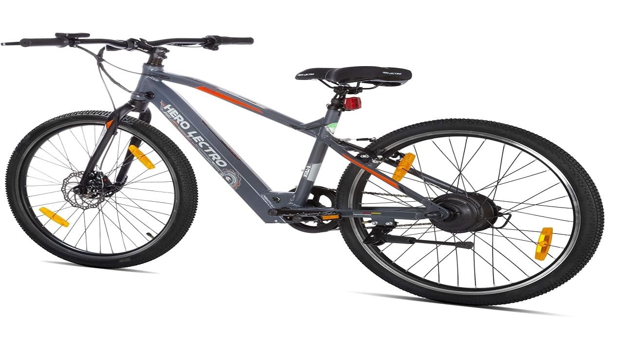 Hero Lectro Clix 26t Ss Single Speed Electric Cycle: అధిక సామర్థ్యం కలిగిన ఈ ఎలక్ట్రిక్ సైకిల్ పై అమోజాన్ లో 10 శాతం డిస్కౌంట్ ఉంది.  దీని ఫ్రేమ్ సైజ్16 inch, ఫ్రంట్ ఫోర్క్ కూడా రిజిడ్ స్టీల్ ఏరోడైనమిక్ బ్లేడ్ టైప్ లో వస్తుంది. సేఫ్టీ లాక్ ఉంటుంది. దీని సాధారణ ధర రూ. 28,999 కాగా అమోజాన్ లో రూ. 26, 089కి లభిస్తుంది. 