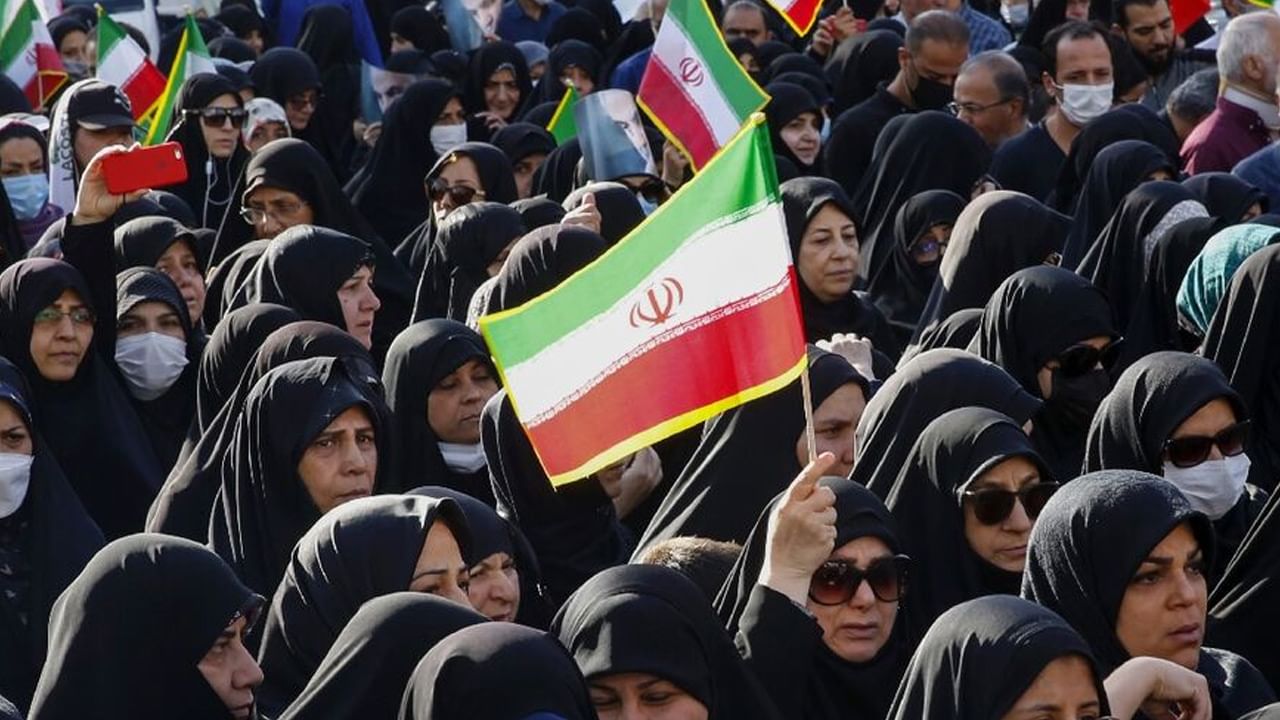 Hijab Protest In Iran మహిళల నిరసనలతో దిగివచ్చిన ఇరాన్ ప్రభుత్వం వారి