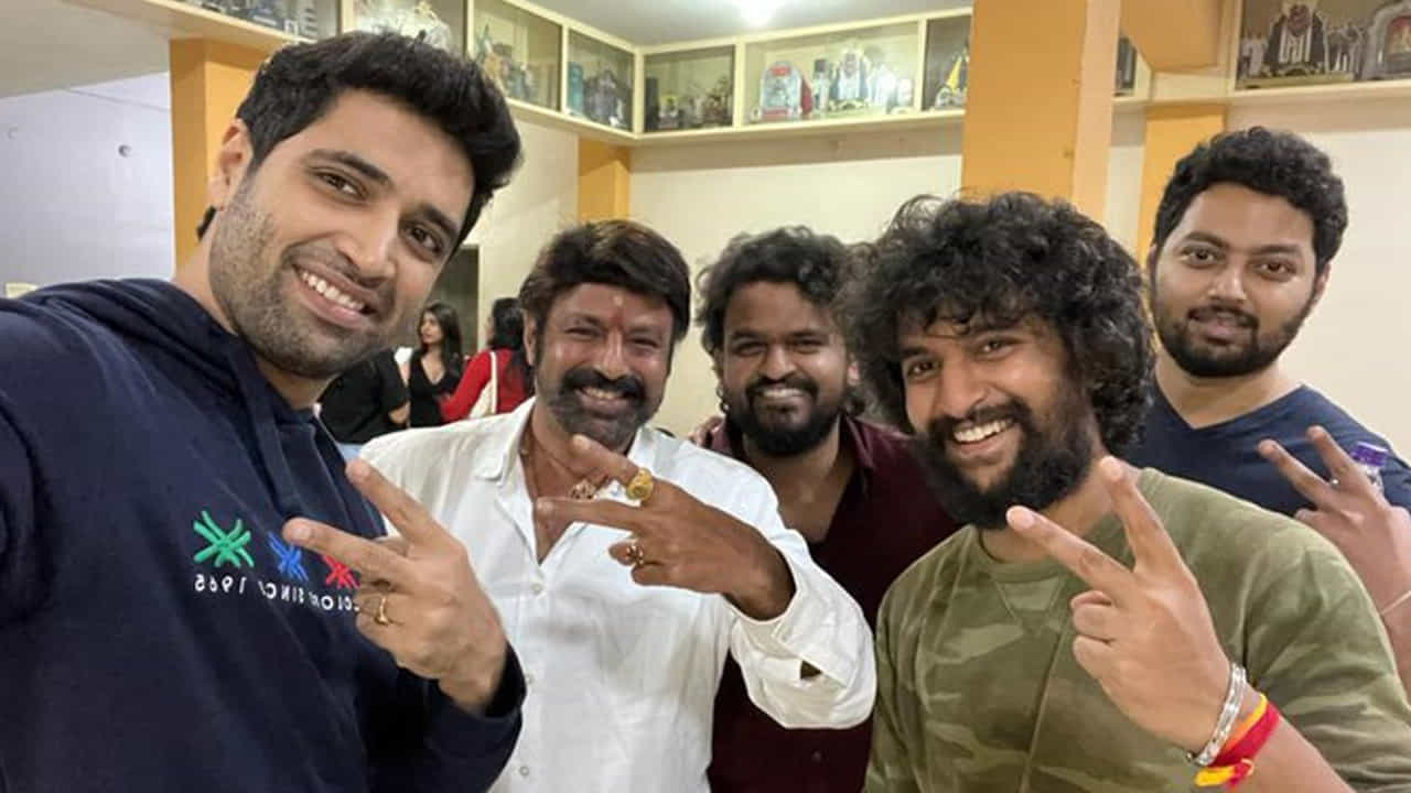 అందులో మోక్షజ్ఞ స్పెషల్ అట్రాక్షన్గా నిలిచారు. ఇప్పటికే మోక్షజ్ఞ తొలి సినిమా కోసం అనిల్ రావిపూడి, బుచ్చిబాబు, పూరీతో పాటు బోయపాటి పేర్లు వినిపించాయి. ఇవేం కాదు.. ఆదిత్య 999తో కొడుకును లాంఛ్ చేస్తానని అప్పట్లో చెప్పారు బాలయ్య. మరి ఇందులో ఏది జరుగుతుందో చూడాలిక.