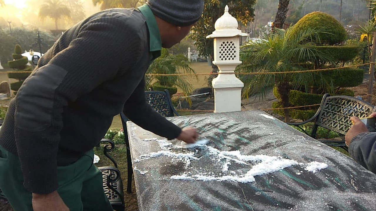 
ఉత్తర భారత దేశంలో ఉష్ణోగ్రతలు తీవ్రంగా పడిపోడుతున్నాయి. రాజస్థానాలోని చాలా ప్రాంతాల్లో పది డిగ్రీల సెల్సియస్‌లోపు ఉష్ణోగ్రతలు నమోదవుతుండగా.. పర్యాటక ప్రాంతం  మౌంట్ అబూలో ప్రస్తుత సీజన్‌లోనే అత్యల్ప ఉష్ణోగ్రత నమోదైంది. ఢిల్లీ, నొయిడా, హర్యానాలో కూడా ఉష్ణోగ్రతలు తక్కువ స్థాయిలో నమోదవుతున్నాయి.