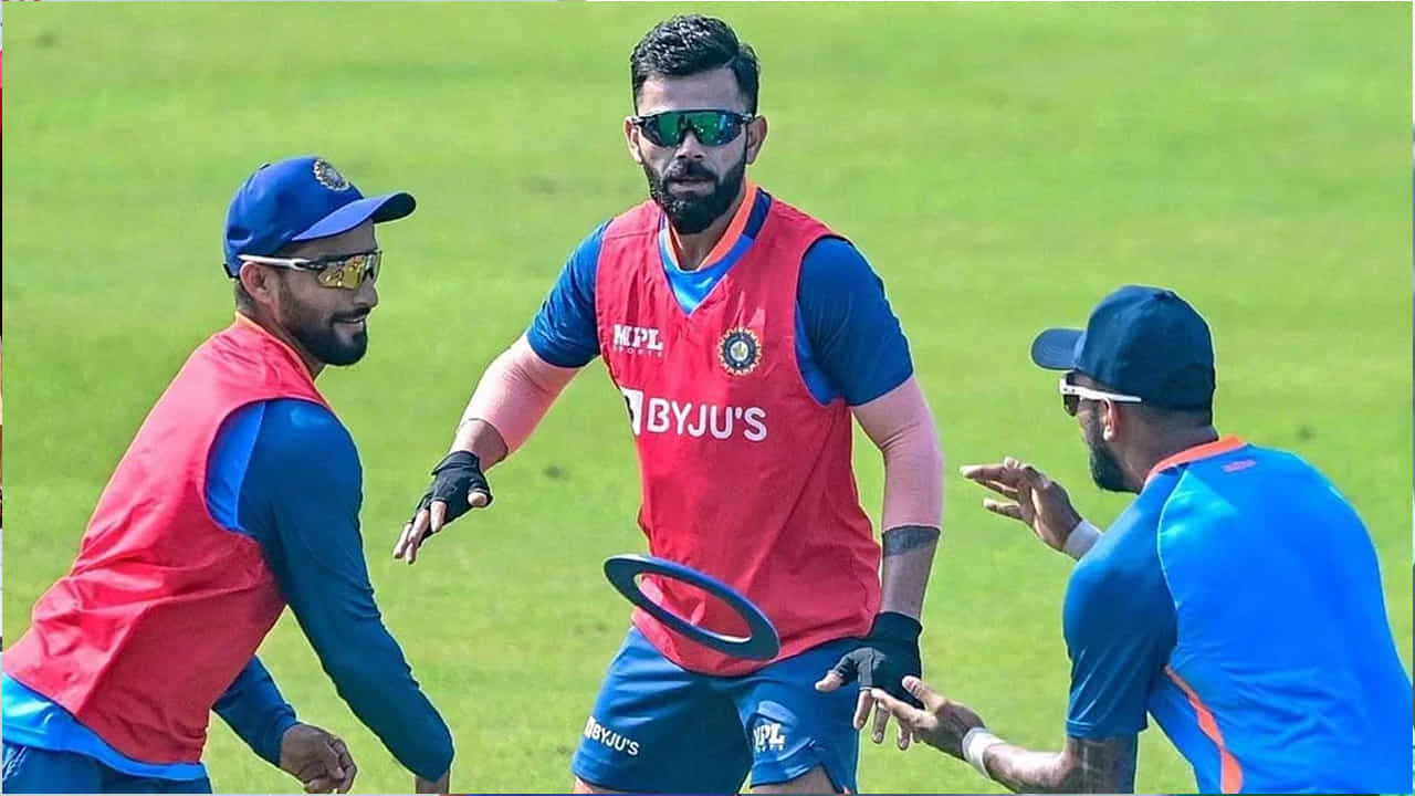 ఆదివారం జరగబోయే మొదటి వన్డే మ్యా్చ్ కోసం వెటరన్ ప్లేయర్ విరాట్ కోహ్లీ జట్టులోని యువ ఆటగాళ్లతో కలిసి ప్రాక్టీస్ చేస్తూ కనిపించాడు. ఇంకా కోహ్లీ పక్కనే రజత్ పటీదార్ కూడా ప్రాక్టీస్ చేస్తూ చెమటోడ్చాడు.