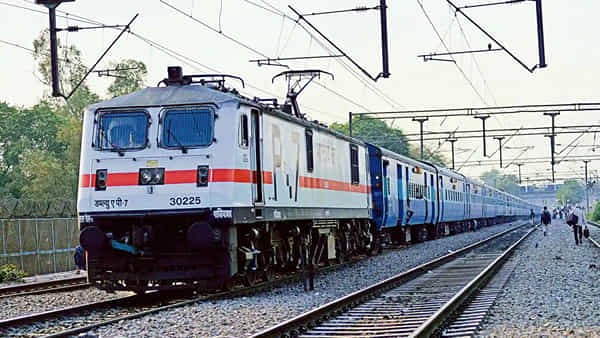 Indian Railways: టికెట్ తీసుకోలేదా? అయినా ట్రైన్లో జర్నీ చేయొచ్చు.. ఎలాగో తెలుసుకోండి