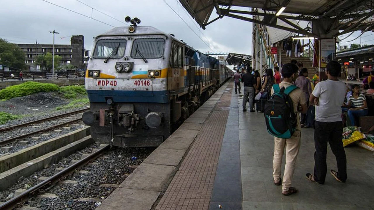 Indian Railways: రోజూ వచ్చిపోయే రైళ్లను లెక్కించడమే వారి ఉద్యోగం.. నెల తరువాత జీతం కోసం వెళితే ‘బిగ్ ట్విస్ట్’..