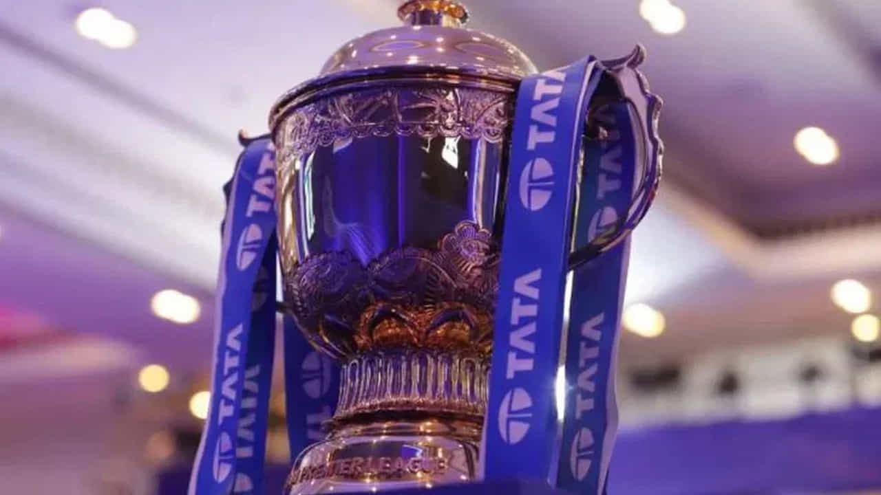 IPL 2023 మినీ వేలానికి మరి కొన్ని రోజులు మాత్రమే మిగిలి ఉన్నాయి. మొత్తం 10 ఫ్రాంచైజీలు తమకు కావలసిన ఆటగాళ్లను కొనుగోలు చేయడానికి సన్నద్ధమవుతున్నాయి. ఇక మినీ వేలం కోసం పలువురు ఆటగాళ్లు తమ పేర్లను నమోదు చేసుకున్నారు. వీరిలో జాతీయ జట్టుకు ప్రాతినిథ్యం వహించని ఎంతో యంగ్ అండ్ ట్యాలెంటెడ్ ప్లేయర్లు ఉన్నారు. దేశవాళీ క్రికెట్లో అమోఘంగా రాణిస్తున్న వీరిపై మినీ వేలంలో కనక వర్షం కురిసే అవకాశం ఉంది. అలాంటి కొంతమంది అన్క్యాప్డ్ ప్లేయర్లు ఎవరో చూద్దాం రండి.