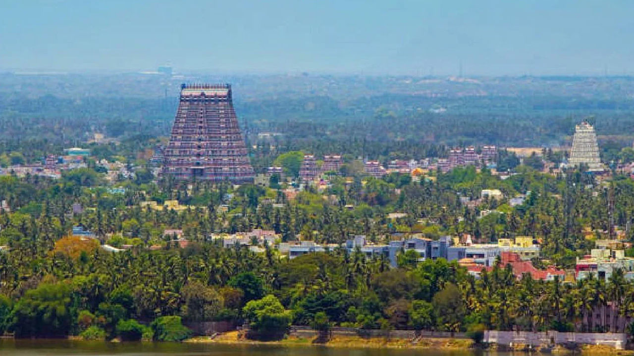 శ్రీరంగం ద్వీపం: ఇది తిరుచిరాపల్లి నగరంలోని ఒక ద్వీపం. కావేరీ, కొల్లిధాం నదులచే ఏర్పడిన ఈ ద్వీపం నదీ ద్వీపంగా పిలువబడుతుంది. ద్వీపం మధ్యలో ఉన్న ఈ నగరం ఒక ముఖ్యమైన హిందూ-వైష్ణవ తీర్థయాత్ర కేంద్రం.