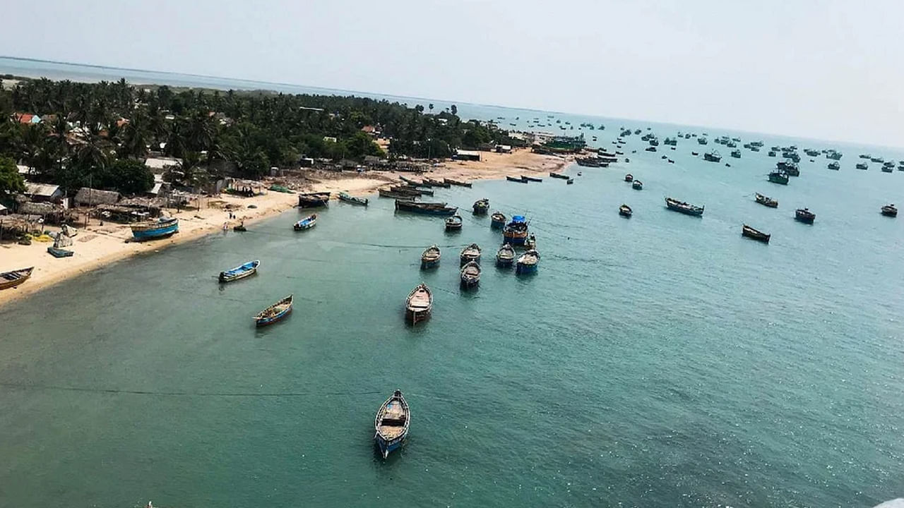 పాంబన్ ద్వీపం: రామేశ్వరం దీవిగా ప్రసిద్ధి చెందిన పాంబన్ భారతదేశం, శ్రీలంక మధ్య ఉంది. ఇక్కడ మీరు రామసేతువును కూడా చూడవచ్చు. రామేశ్వరం నుండి, మీరు గల్ఫ్ ఆఫ్ మన్నార్ మెరైన్ నేషనల్ పార్క్లో భాగమైన చాలా ద్వీపాలను సందర్శించడానికి ఇక్కడ పడవలను అద్దెకు తీసుకోవచ్చు.