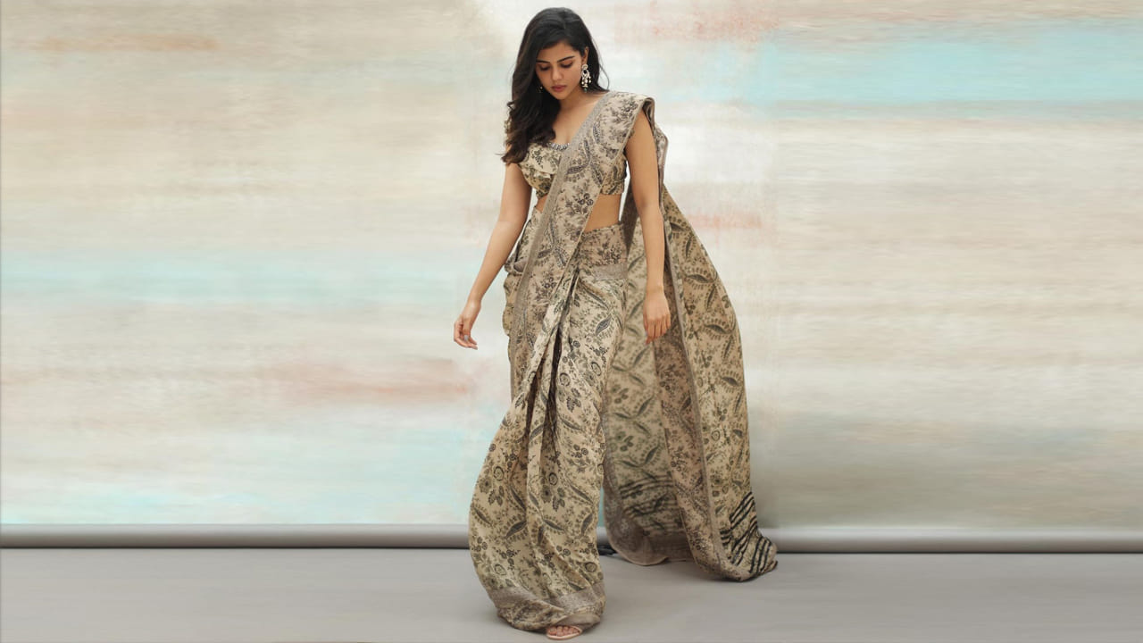 క‌ళ్యాణి ప్రియ‌ద‌ర్శన్.. ప్రముఖ మలయాళ, తెలుగు, హిందీ సినిమా దర్శకుడు ప్రియదర్శన్ కూతురని తెలిసిందే. క‌ళ్యాణి ప్రియ‌ద‌ర్శన్ తెలుగులో అక్కినేని అఖిల్ హీరోగా వ‌చ్చిన హ‌లో సినిమాలో హిరోయిన్‌గా చేసింది. సోషల్ మీడియాలో ఫొటోస్ షేర్ చేసింది